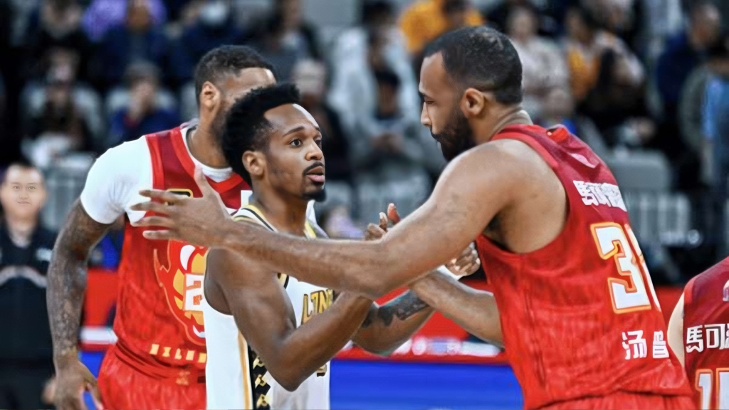 爱游戏在线登录-广东队在主场对阵深圳队，取得激烈胜利