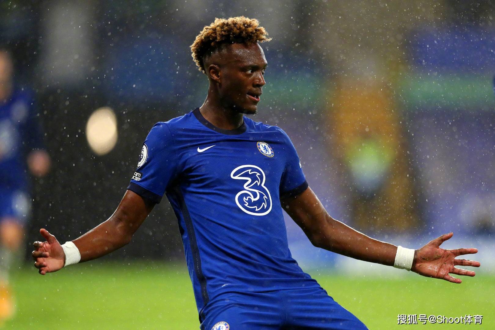 阿斯顿维拉表现低迷，需及时调整状态