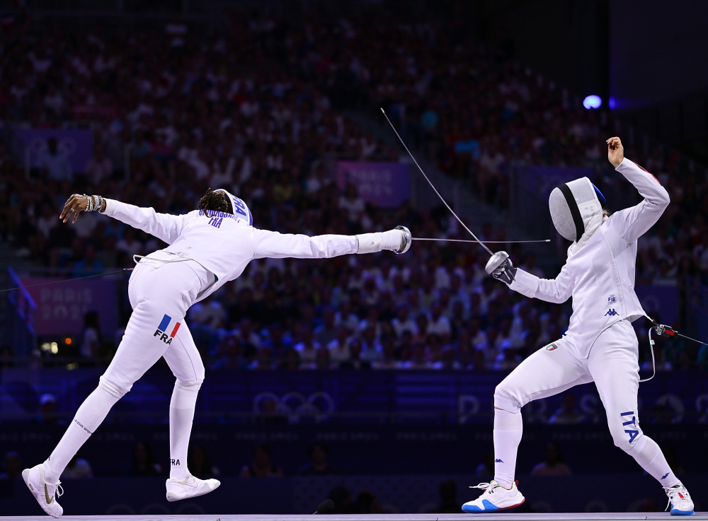 爱游戏app下载-英国代表团在击剑比赛中展现实力的简单介绍