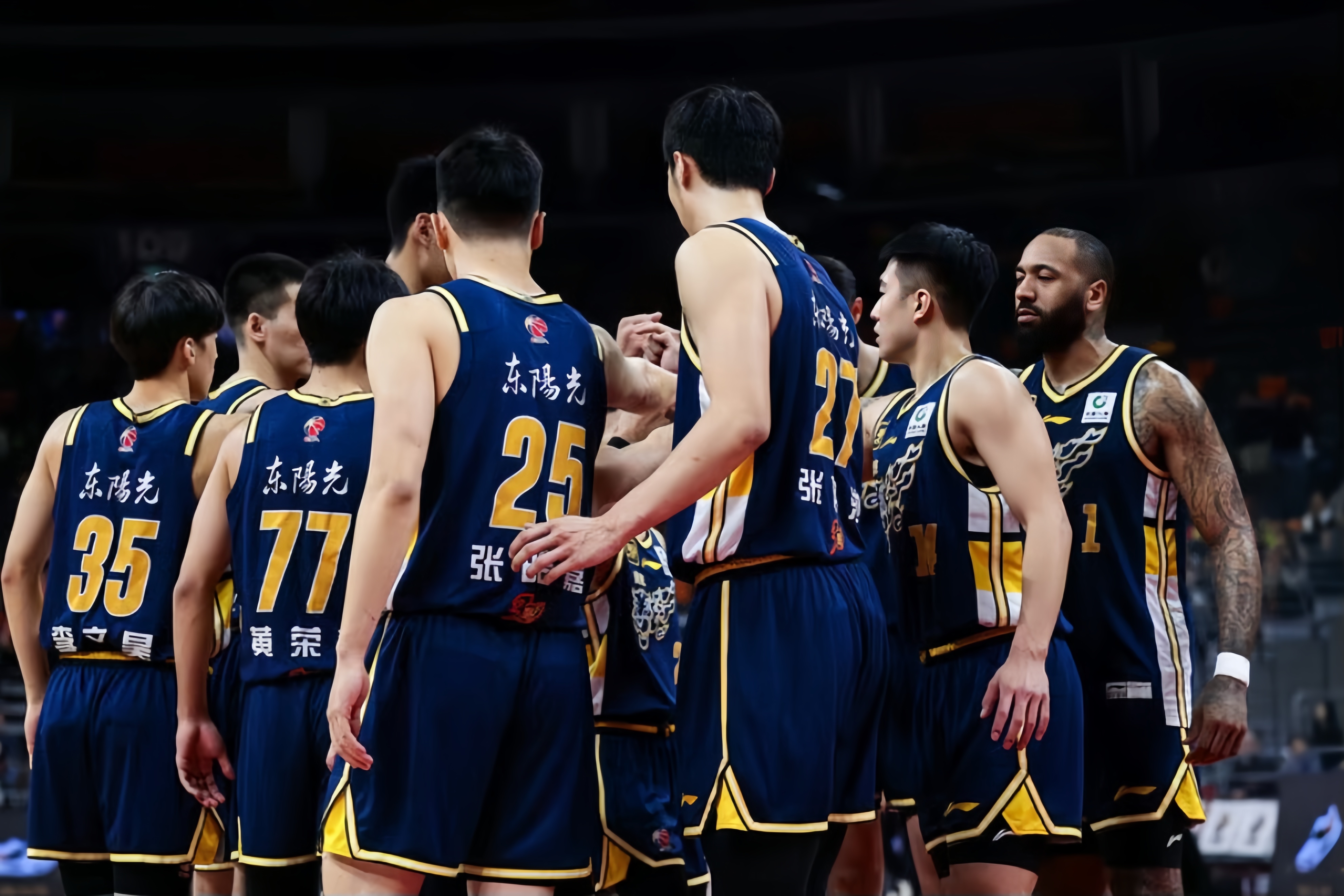 江苏男篮迎来与浙江男篮的对决 江苏男篮迎来与浙江男篮的对决
