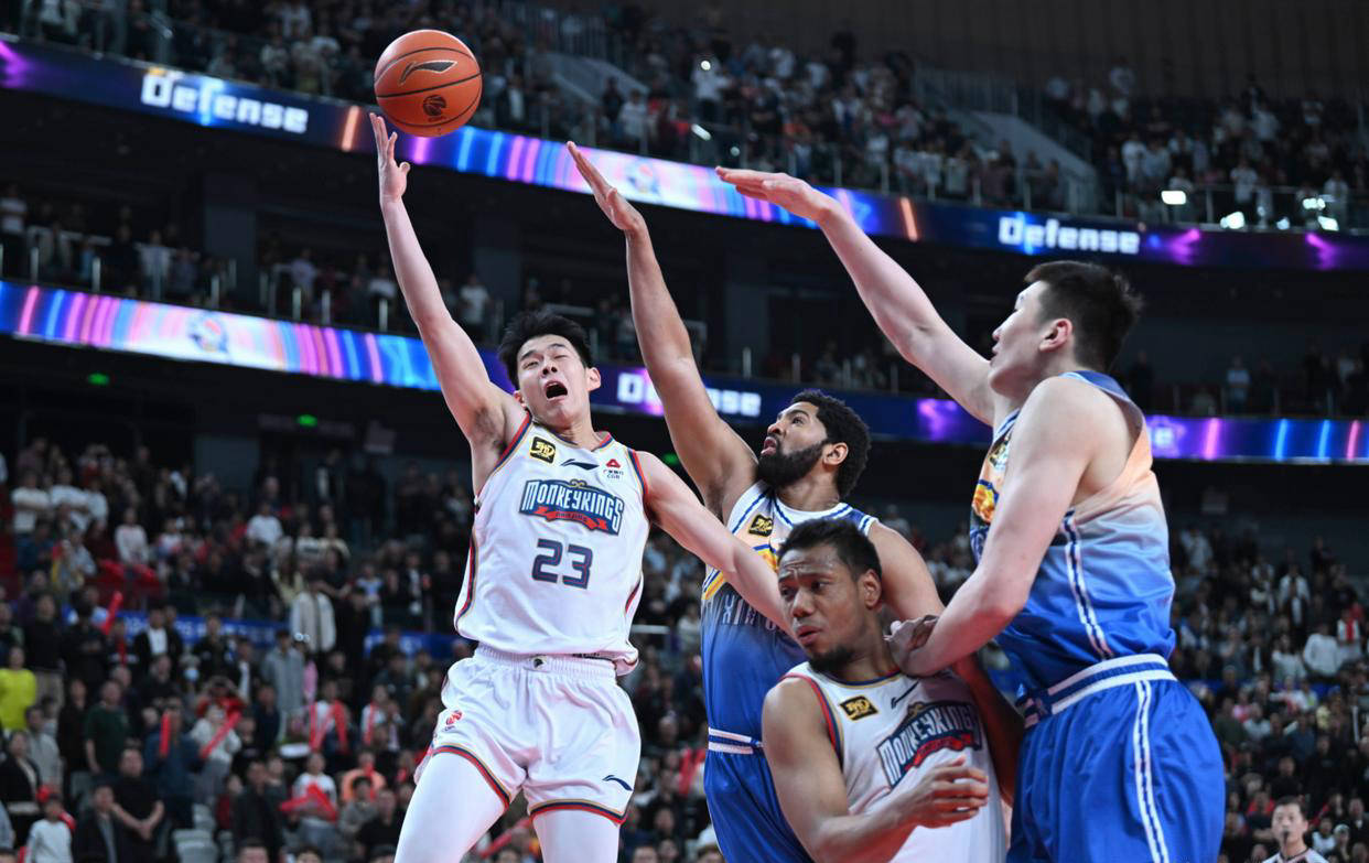 包含篮球俱乐部引进新成员，备战全新赛季的词条