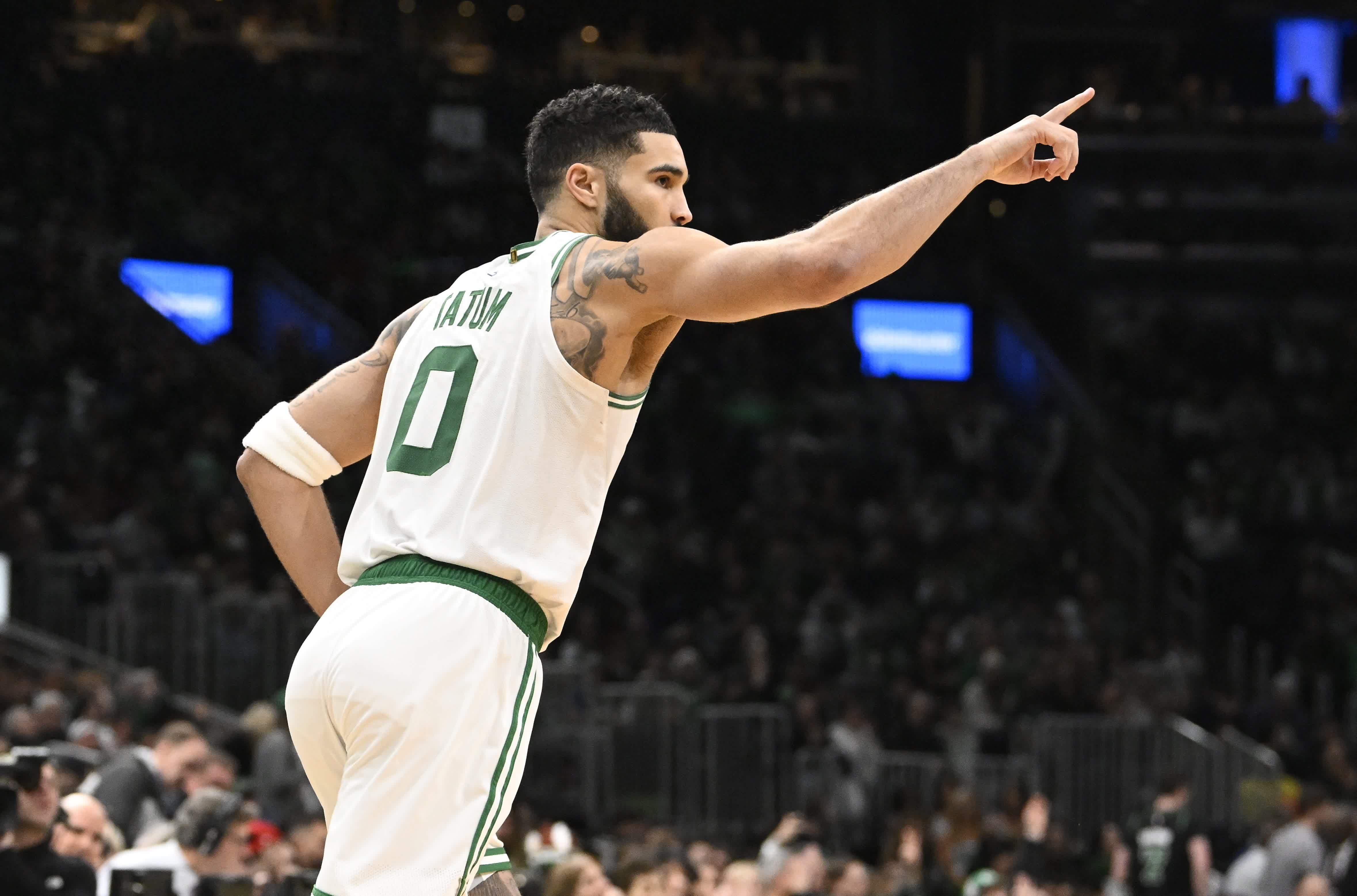 凯尔特人队员轻松击败对手,继续领跑 凯尔特人队员轻松击败对手,继续领跑