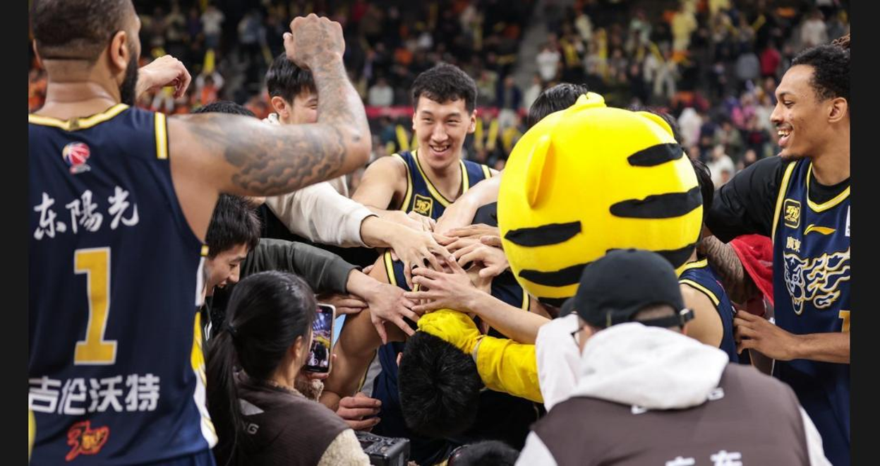 爱游戏体育官网-广东队在场上力挫对手，继续领跑比赛