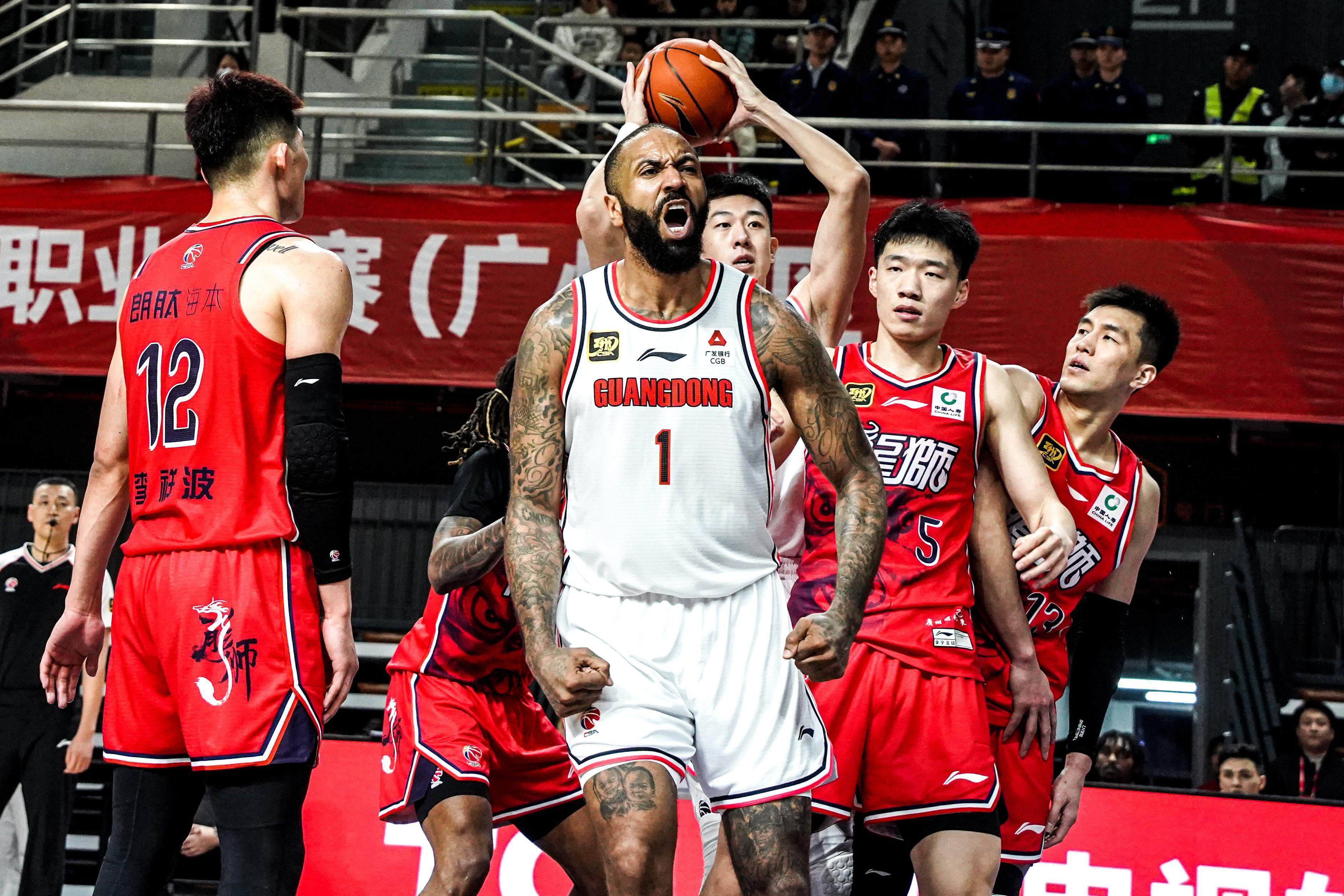 广东队在场上力挫对手,继续领跑比赛 广东队在场上力挫对手,继续领跑比赛