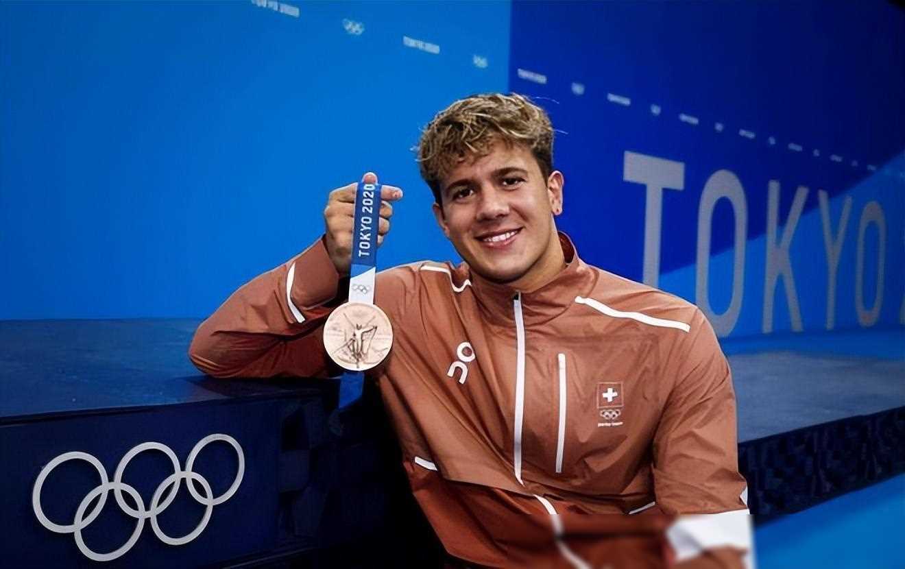 瑞士选手夺得游泳比赛金牌，技艺出众