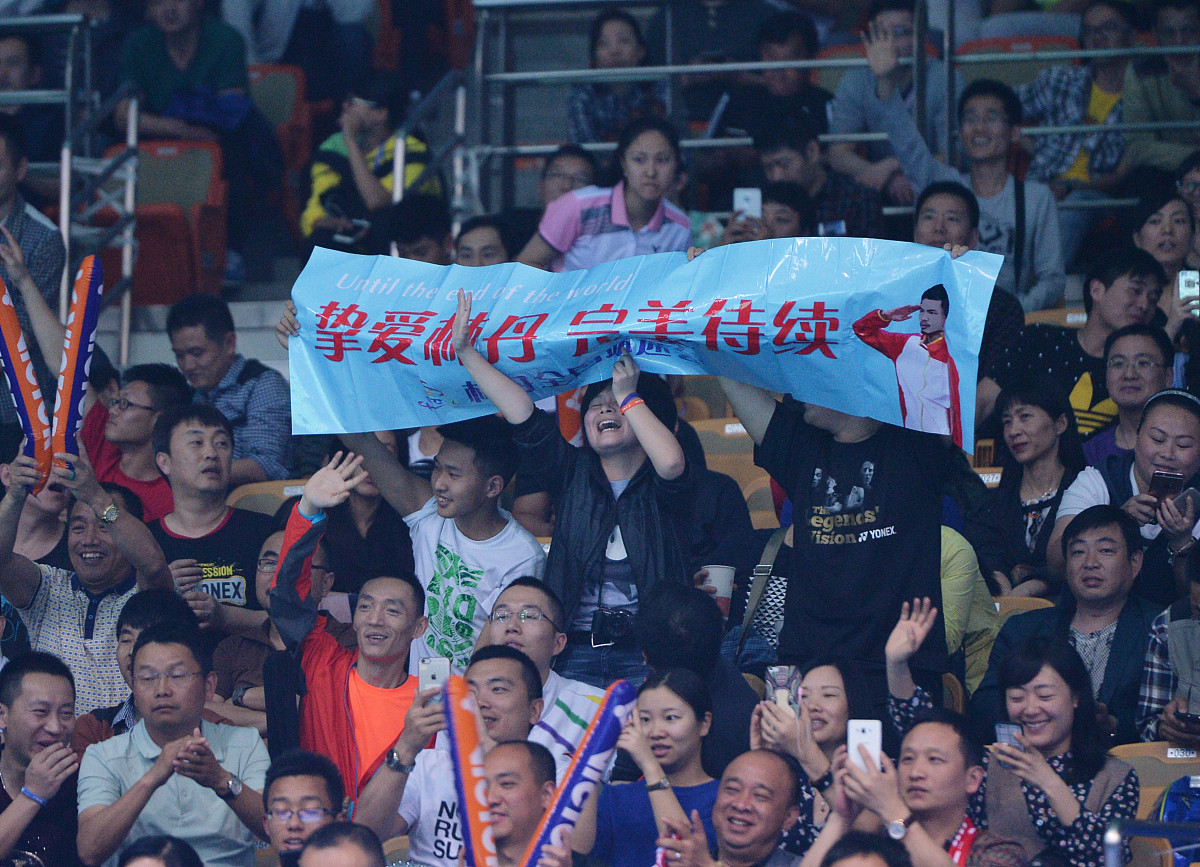 欢呼声不断，球队凭借默契合作获胜的简单介绍