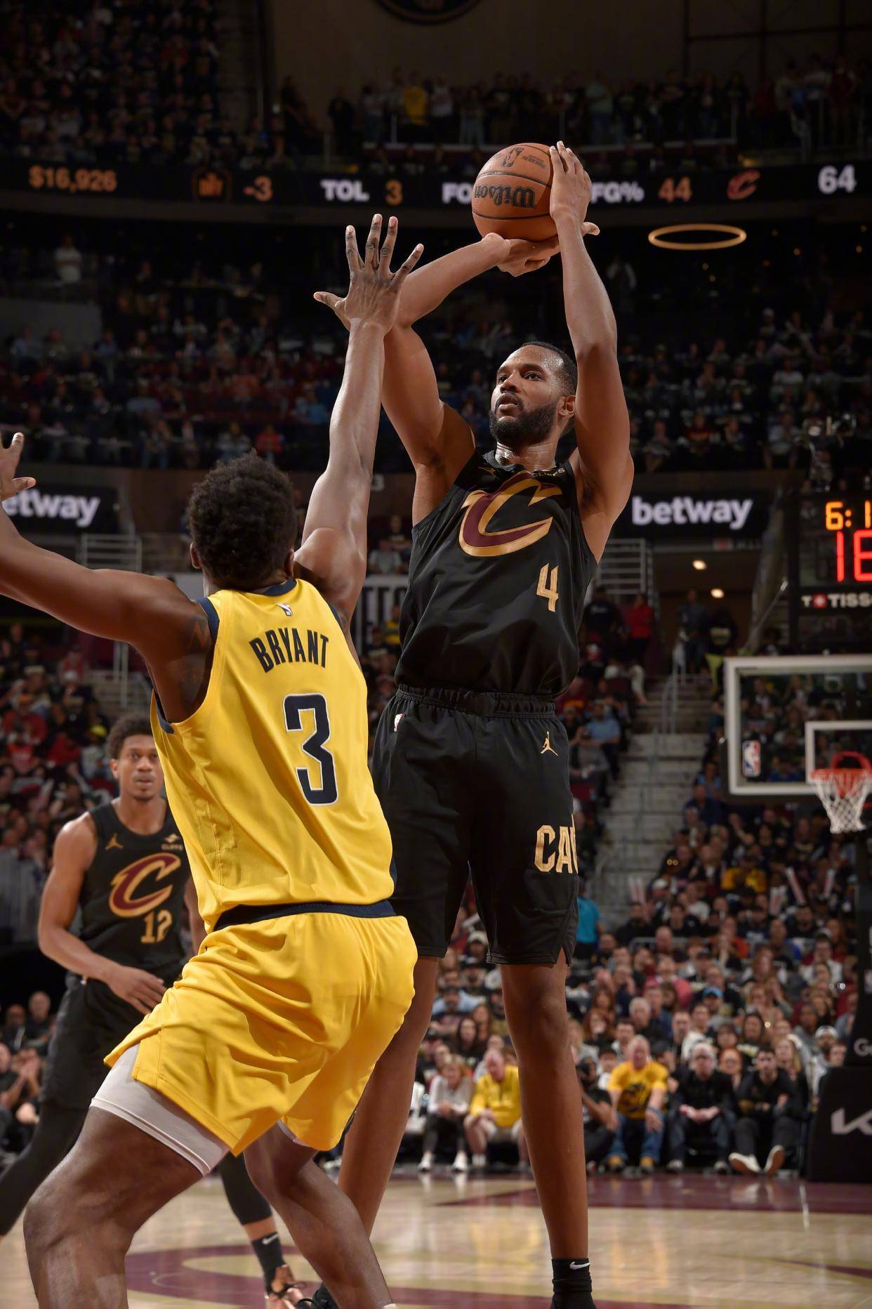 步行者主场力克马刺，复仇成功