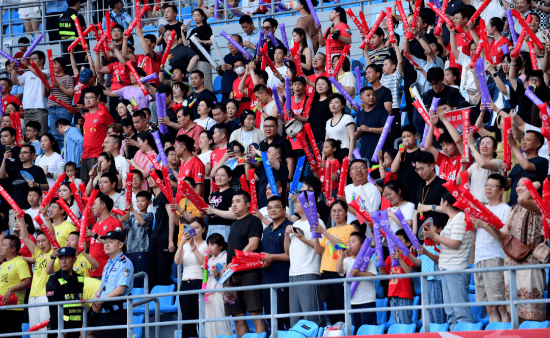 足球队伍乘胜追击登顶国际赛场 足球队伍乘胜追击登顶国际赛场