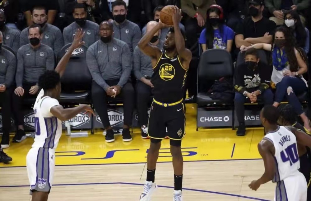 纽约国王队主教练成功调整战术取胜