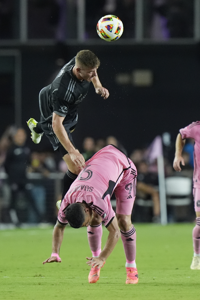 足球赛场上的惊险一幕，球迷热血沸腾