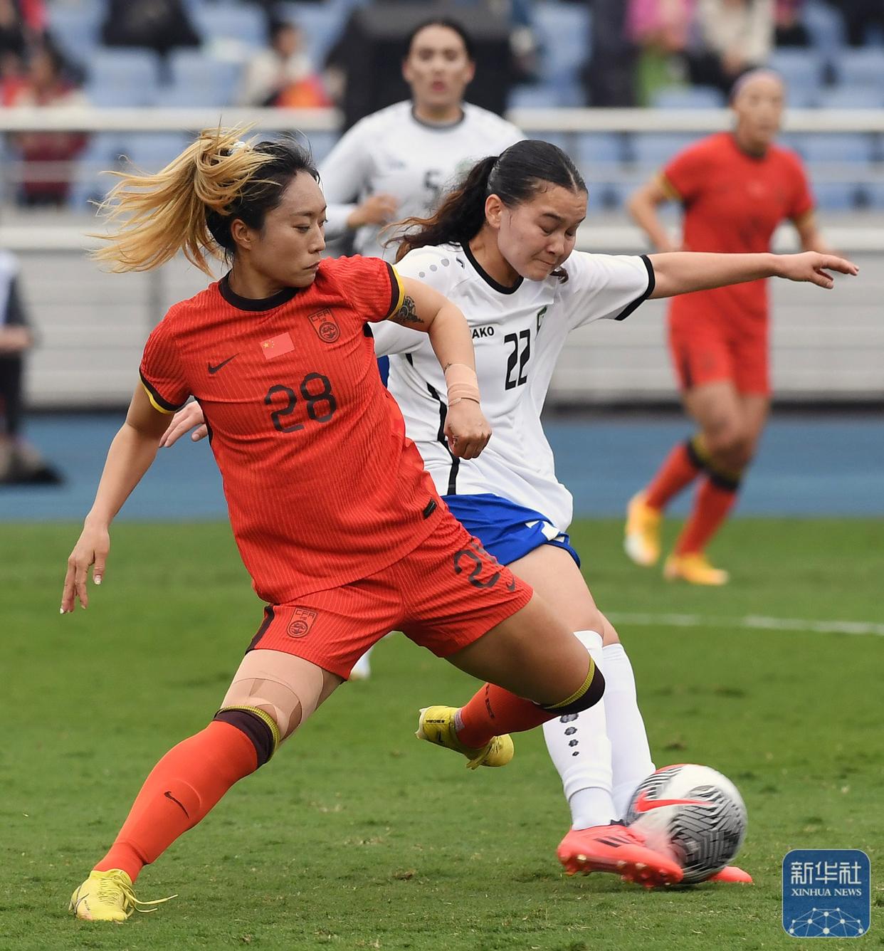 包含国际女足友谊赛激烈展开，球队实力不相伯仲的词条