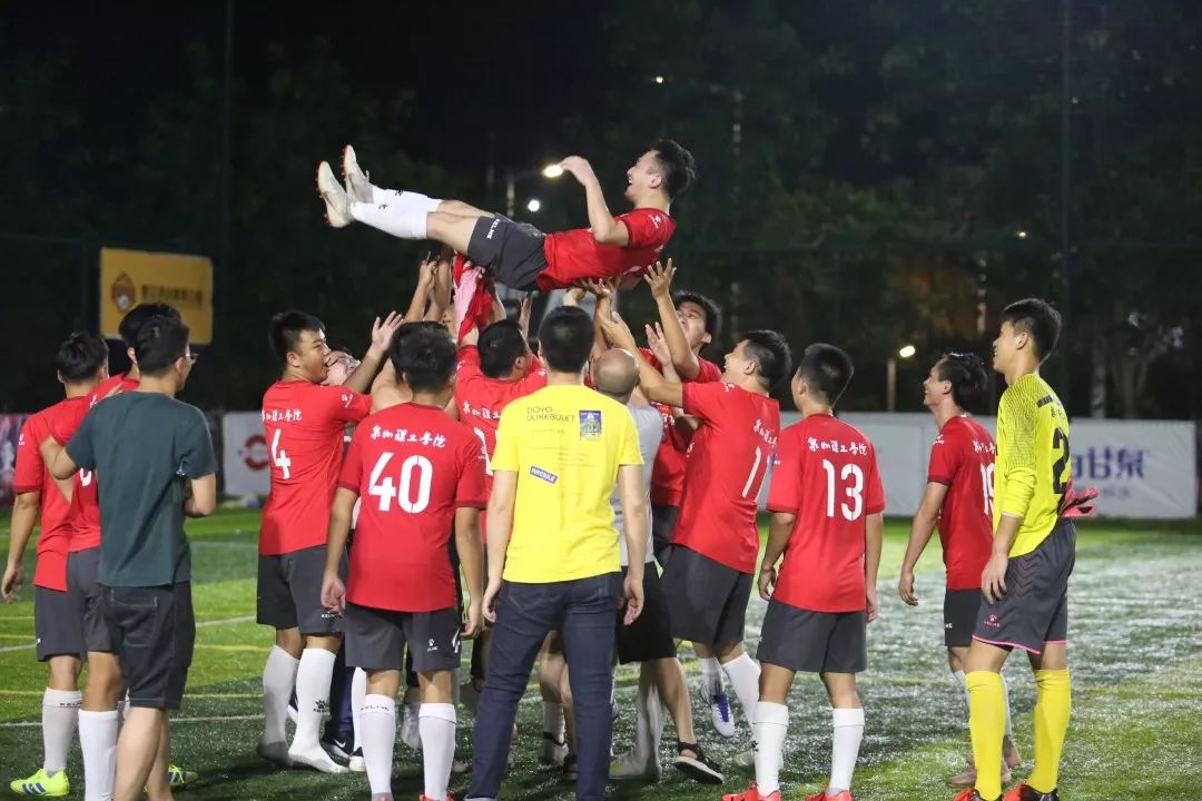 足球比赛的魅力在哪里？让我们一探究竟