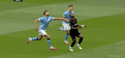 巴伦西亚门将定点扑救，化解对手攻势