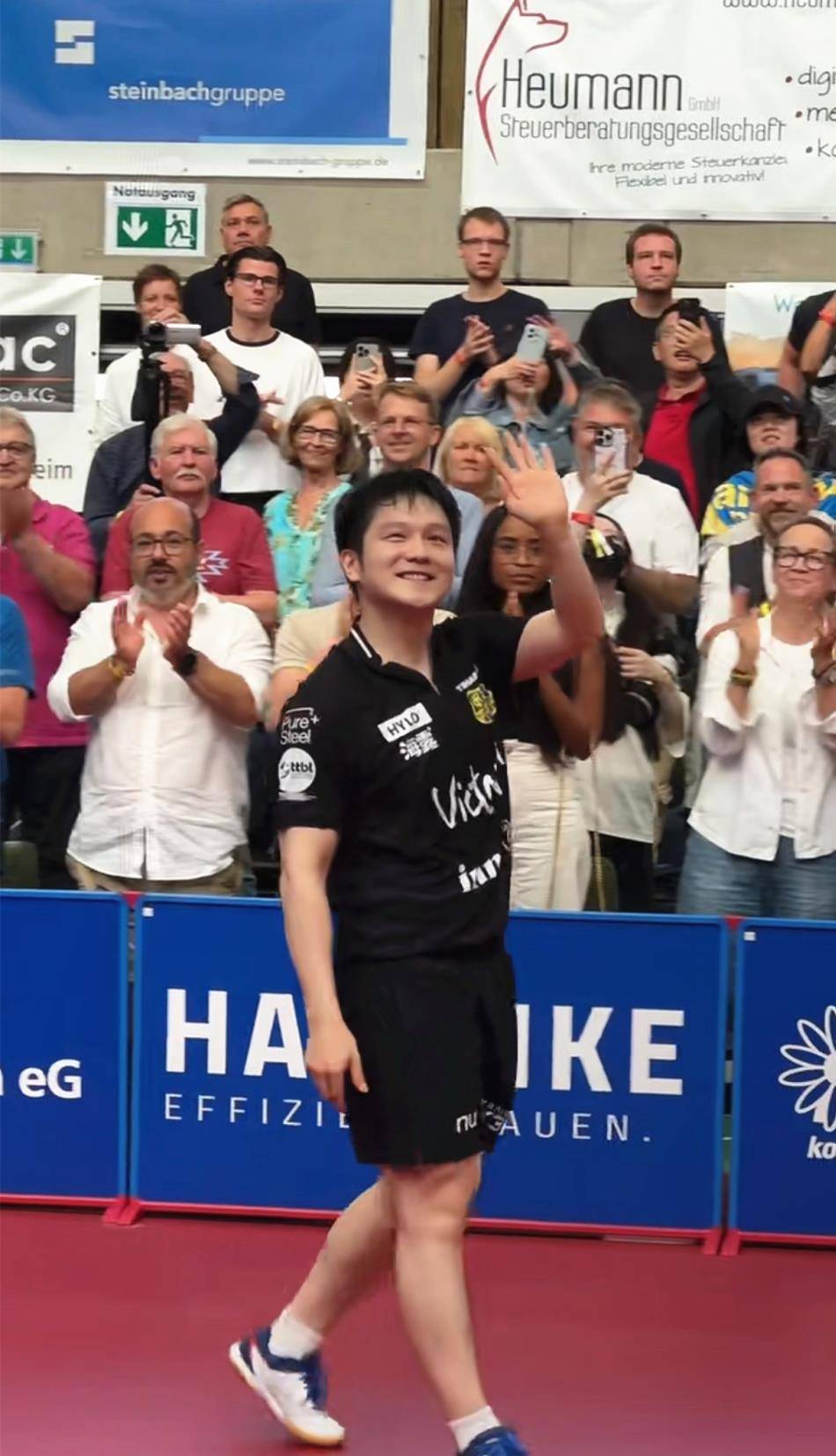 球队取得连胜,引发球迷狂热气氛 球队取得连胜,引发球迷狂热气氛