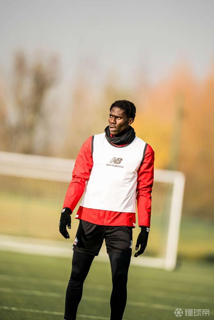 爱游戏官网-里尔一队在比赛中占据优势，取得成功