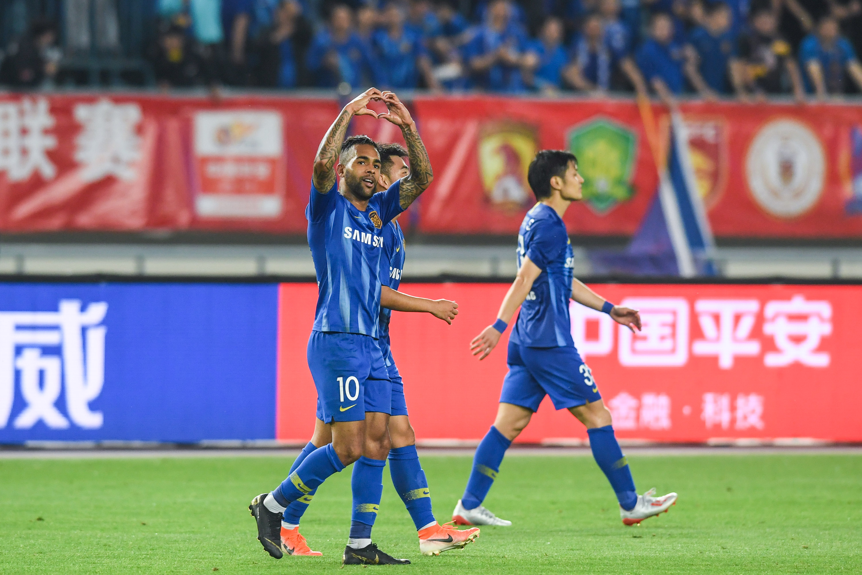 苏宁易购足球队全队投入训练,力争反弹 苏宁易购足球队全队投入训练,力争反弹