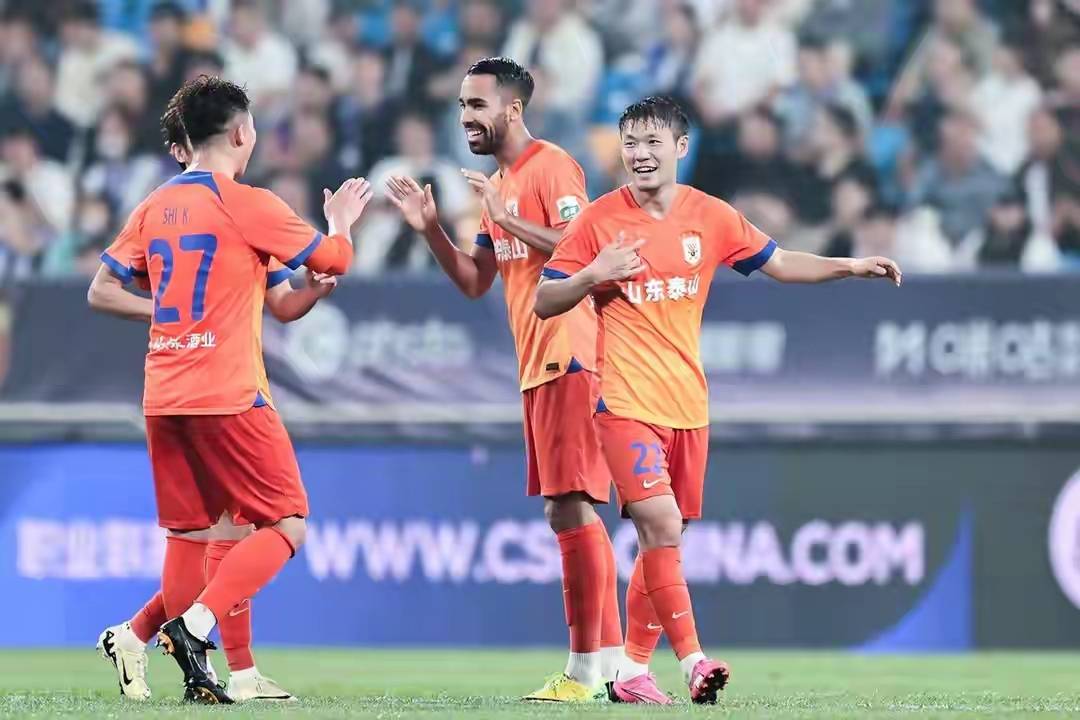 爱游戏官网-进攻锋线爆发，球队轻松击败对手