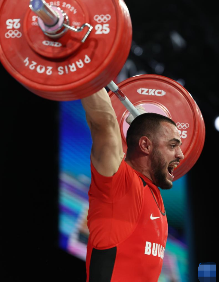 举重比赛加拿大选手斩获金牌
